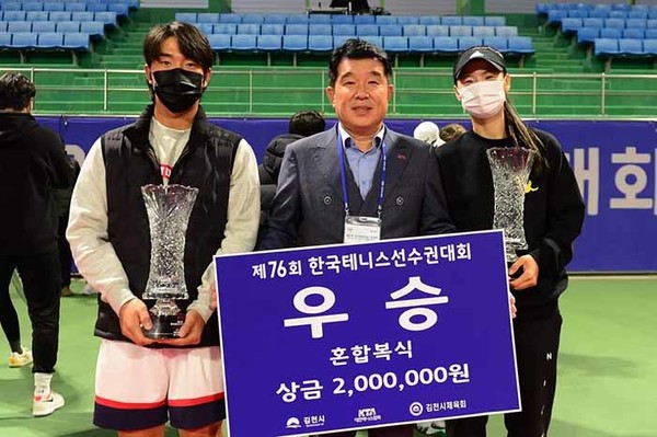 김성훈 선수, 정희균 대한테니스협회장, 김다예 선수 (사진 왼쪽부터)