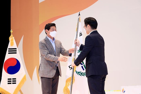 이상일 용인특례시장이 27일 '제68회 경기도체육대회 2022 용인' 폐회식에서 오병권 경기도 행정1부지사에게 대회기를 전달하고 있다.