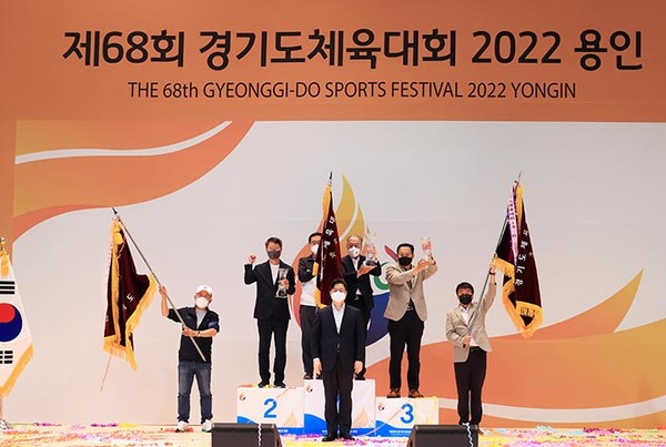 오병권 경기도 행정1부지사가 종합우승을 차지한 수원시, 화성시, 성남시 관계자들과 기념촬영을 하고 있다.