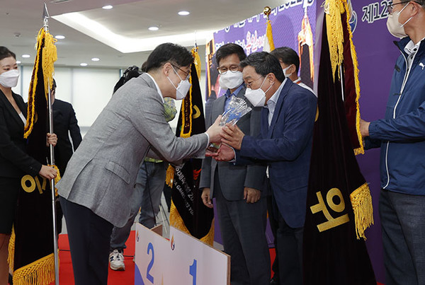  오병권 도 행정1부지사가 종합우승 한 수원시에 트로피를 전달하고 있다