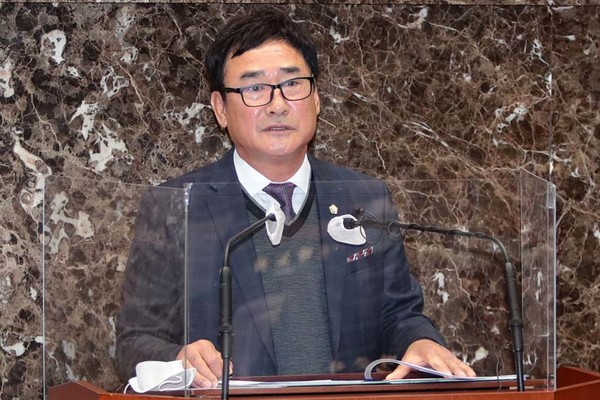 이천시의회 박명서의원이 1일 이천시의회 제232회 정례회 본회의에서 5분 자유 발언을 하고 있다.