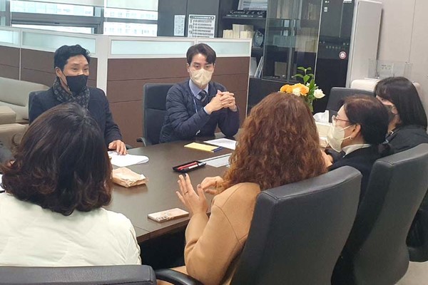 김일중 도의원이 이천지역 특수학교인 다원학교 재학생 및 학부모들과 정담회를 진행하고 있다.