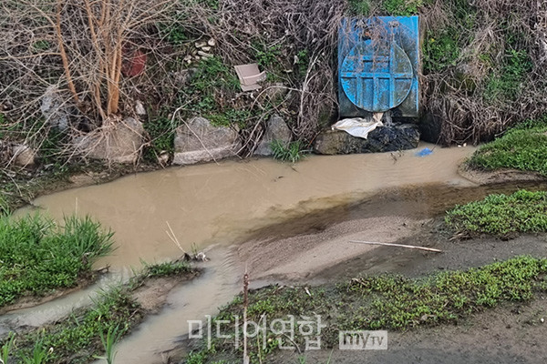 H건설이 지난 4월 15일 공사 현장 인근 율현천으로 고탁도의 흙탕물을 흘려 보내고 있다.ⓒ미디어연합