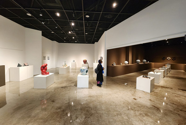 여주국제도예작가협회 한중국제도예전 전시장 전경