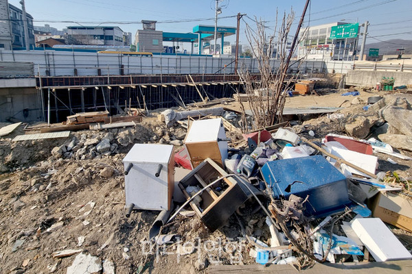 공사구역 한켠에 쌓아둔 쓰레기가 도시미관을 해치고 있다. ⓒ마이TV