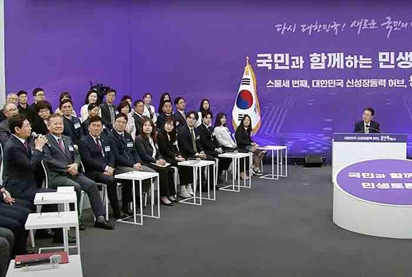 지난 달 25일 용인특례시청에서 개최된 국민과 함께하는 민생토론회에서 이상일 용인특례시장이 특례시에 필요한 권한 이양을 요청했다.(사진-KTV 갈무리))