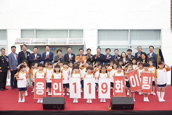 9일 오전 용인서부소방서 개청식에서 김동연 경기도지사와 국회의원, 도의원, 소방동요대회 수상 어린이들과 함께 기념촬영을 하고 있다.