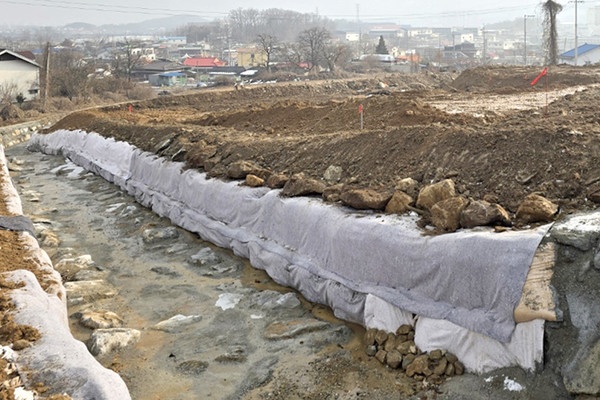 지난해 12월 26일 준공 처리된 ‘지석1리 세천 정비공사’가 마무리되지 않은 채 방치돼 있다.