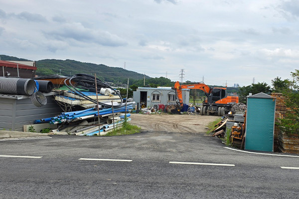 A건설이 2014년부터 농지를 불법전용해 적치장으로 사용해 오다 여주시로부터 원상복구 처분명령을 받았다. 여주시 또한 개인 소유 농지 일부를 진출입로로 사용할 수 있도록 포장해  불법을 조장했다는 비판이 나오고 있다.