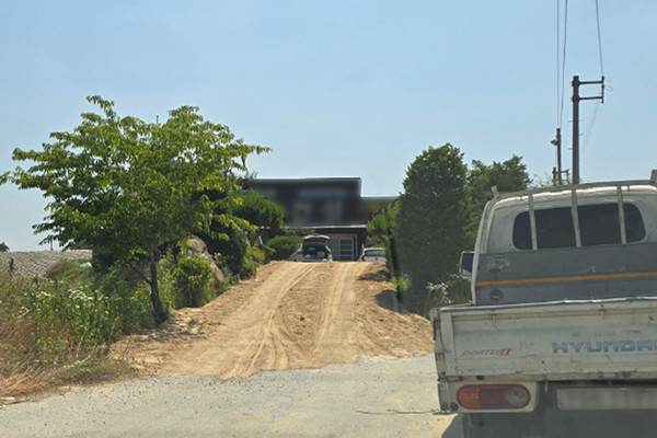 여주시의 원상복구 처분명령에 따라 사옥 진출입로를 복구하고도 차량이 드나들고 있다. ⓒ미디어연합